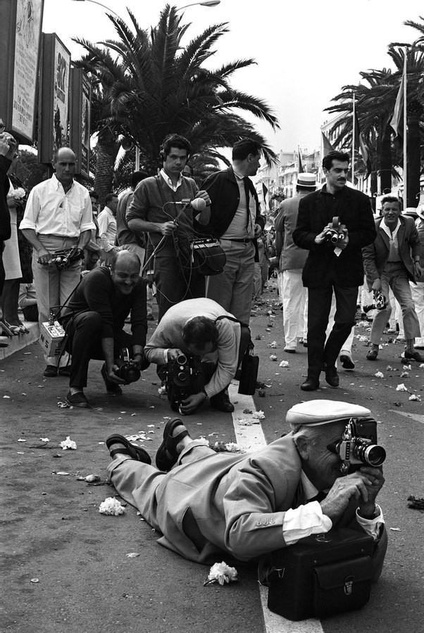 Các phóng viên ảnh làm việc rất tích cực tại LHP Cannes 1965. Họ lăn lê bò toài để săn được những bức ảnh đắt giá. (Ảnh: Getty Images)
