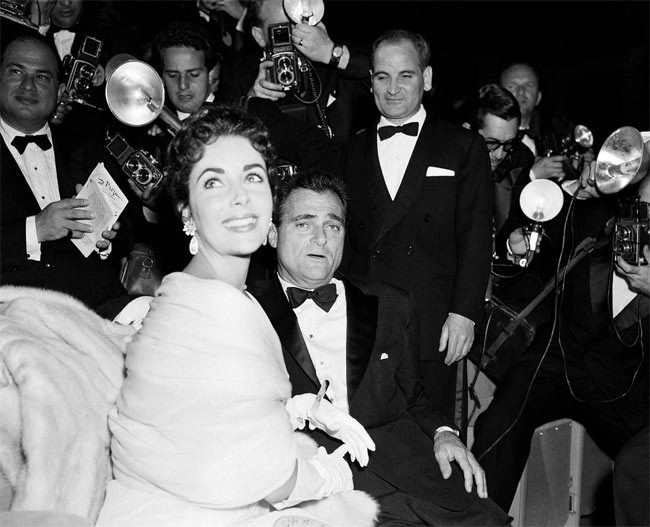 Cặp vợ chồng mới cưới Elizabeth Taylor và nhà sản xuất phim Michael Todd tới dự buổi công chiếu phim của Todd, Around the World in 80 Days tại LHP Cannes 1957. (Ảnh: AP)