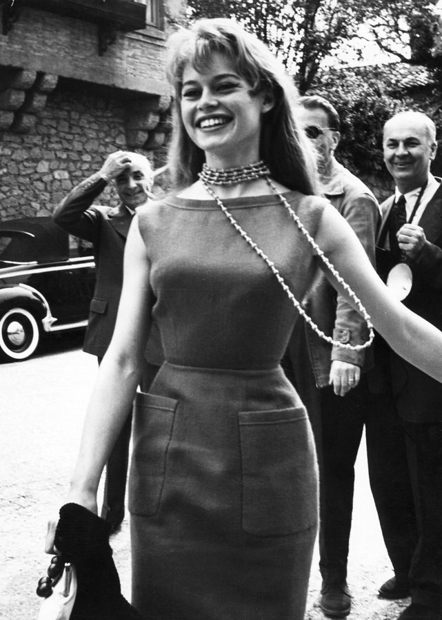 Brigitte Bardot tới buổi công chiếu And God Created Woman trong khuôn khổ LHP Cannes 1956. Bộ phim gây nhiều tranh cãi được chồng BB lúc đó, Roger Vadim đạo diễn. (Ảnh: Getty Images)