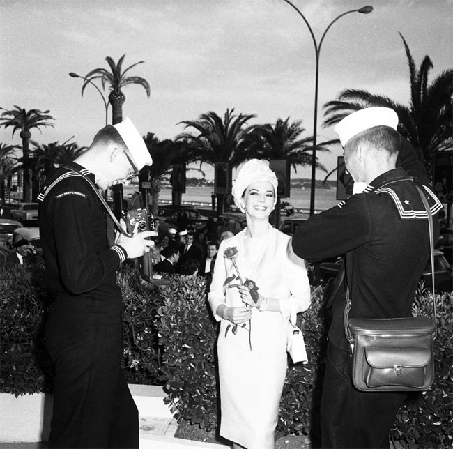 Natalie Wood tới dự Liên hoan Phim Cannes năm 1962 cùng với bộ phim Splendor in the Grass. Nữ diễn viên chụp ảnh với hai fan là hai anh lính hải quân Mỹ. (Ảnh: Corbis)