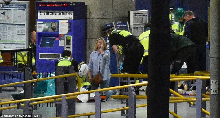 Khung cảnh bên trong Manchester Arena, nơi vừa xảy ra vụ nổ bom, được cho là tấn công khủng bố. (Ảnh: Daily Mail)