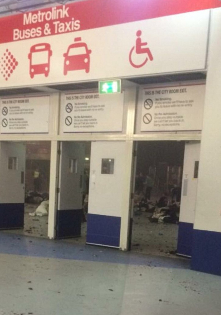 Bên trong khu vực nổ bom ở Manchester Arena. (Ảnh: Daily Mail)