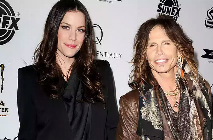 Rocker Steven Tyler cũng chối bỏ cô con gái Liv Tyler cho tới khi con lên 10. Trước đó, Liv luôn tưởng mình là con của Todd Rundgren.