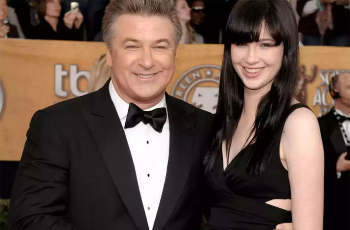 Năm con gái Ireland mới 11 tuổi, ngôi sao Hollywood Alec Baldwin đã xỉ vả con gái thậm tệ và clip này sau đó đã bị rò rỉ và bán cho trang TMZ. Năm 2009, Alec thừa nhận khi nhớ lại những lời lẽ mình đã xúc phạm con gái 2 năm trước, anh chỉ muốn tự tử.