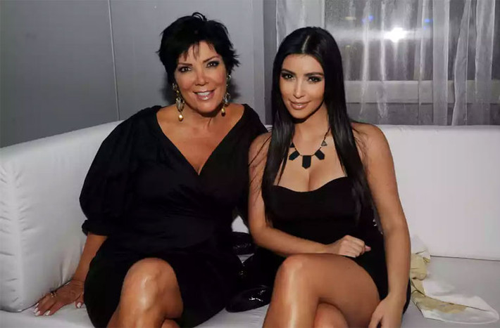 Tác giả Ian Halperin, cha đẻ cuốn sách Kardashian Dynasty, đã cáo buộc chính mẹ Kim Kardashian, bà Kris Jenner đã dàn xếp việc làm rò rỉ clip sex của con gái với Ray J. Nếu đúng vậy, bà Kris chính là sao Hollywood đối xử tệ với con nhất.