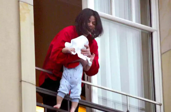 Hình ảnh Michael Jackson bế cậu con trai Prince Michael lơ lửng bên ngoài ban công khách sạn khi cậu bé mới được 9 tháng tuổi khiến cả thế giới sửng sốt. Tuy nhiên, giải thích cho hành động này, cố ngôi sao pop nói anh không cố ý gây nguy hiểm cho con và hành động lúc đó chỉ là vì anh vui quá.