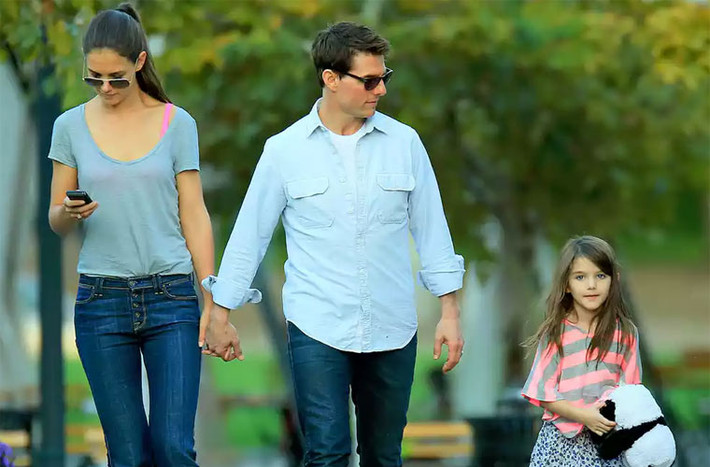 Năm 2016, báo chí Mỹ đưa tin Tom Cruise đã không liên hệ gì với con gái cưng, con chung của anh với vợ cũ Katie Holmes suốt ba năm qua. Lần cuối cùng Tom Cruise và con gái Suri chụp ảnh cùng nhau là ba năm trước, khi anh đưa con gái đi chơi công viên nước Typhoon Lagoon ở Florida. Lúc đó bé Suri được 6 tuổi.