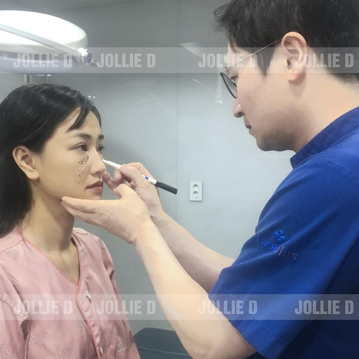Cách đây vài ngày, nữ ca sĩ Maya đã đăng ảnh khoe trên facebook quá trình đại tu nhan sắc. Maya phẫu thuật thẩm mỹ và công khai quá trình đập mặt, nâng ngực tại một bệnh viện thẩm mỹ Hàn Quốc.