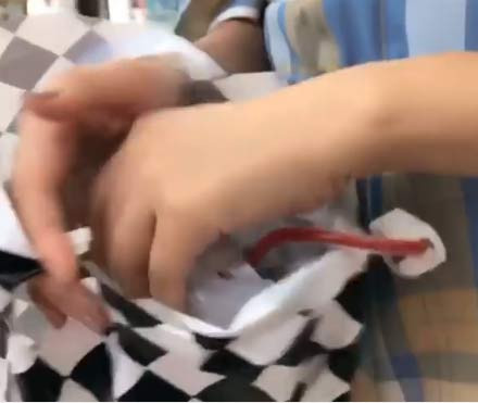 Tuy nhiên trên tay bà mẹ một con luôn là chiếc túi nilon đựng dây dẫn dịch truyền. Theo thông tin một người bạn chia sẻ trên facebook của Maya thì cuộc phẫu thuật thẩm mỹ nâng ngực của cô tốn khoảng 13.000 USD.