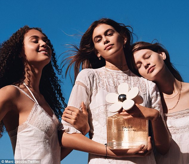 Với ngoại hình y hệt mẹ, một cựu siêu mẫu nổi tiếng, con gái Cindy Crawford ngày càng đắt show làm mẫu cho các tạp chí và các thương hiệu danh tiếng như Miu Miu, Versace, Marc Jacob, Vogue... (Ảnh: Twitter)
