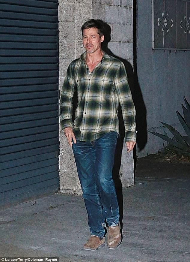 Những bức ảnh đời thường của Brad Pitt thời gian gần đây khiến mọi người sửng sốt khi anh gầy đi và phờ phạc hơn rất nhiều. (Ảnh: Coleman-Rayner)