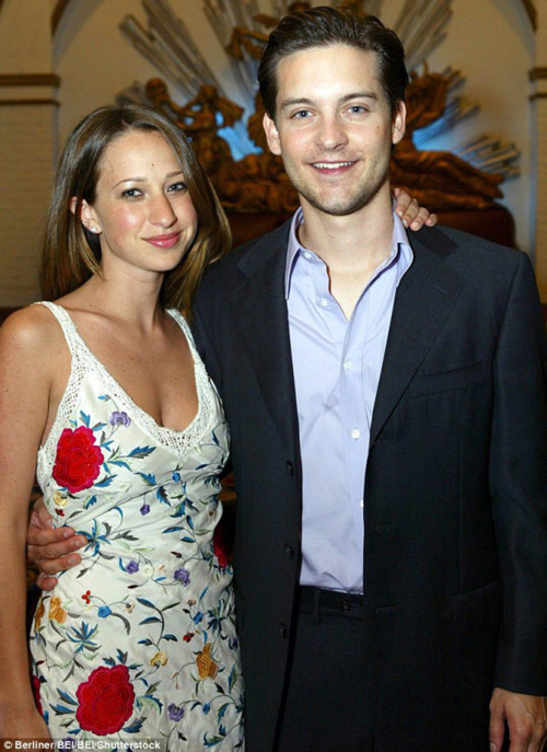 Tobey Maguire chia tay vợ, Jennifer Meyer vào cuối năm 2016 và quyết định này được đưa ra từ hai phía. Nhưng cuộc chia tay của ngôi sao người nhện và nhà thiết kế nữ trang đã để lại nhiều tiếc nuối cho người hâm mộ bởi họ là một cặp đẹp đôi và sống rất hạnh phúc bên hai đứa con. (Ảnh: SHUTTERSTOCK)