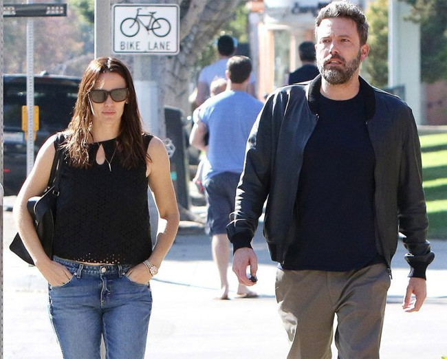 Cuộc chia tay của Ben Affleck và vợ Jennifer Aniston tốn giấy mực của báo chí suốt 2 năm qua kể từ khi họ công khai đôi đường đôi ngả vào năm 2015. Có tin cho rằng hôn nhân 10 năm của cặp sao Hollywood rạn nứt vì có người thứ ba là vú em của gia đình. (Ảnh: Yahoo)
