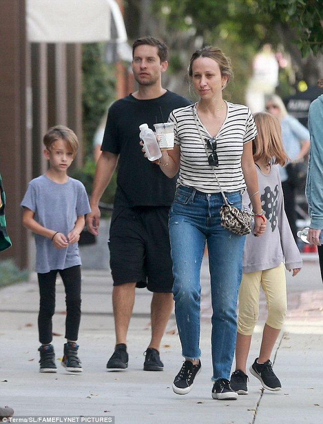Giống Affleck, trong mắt người hâm mộ Tobey cũng là hình ảnh một ông bố buồn rầu hậu ly hôn khi anh vẫn cố gắng duy trì quan hệ tốt đẹp với vợ và hai con gái. Còn vợ anh dường như đã không còn quan tâm tới sự có mặt của Tobey nữa. Chính vì thế mà trong tiệc sinh nhật của Jennifer Meyer, cô không thèm mời chồng mà chỉ mời bạn thân. (Ảnh: FlamFlynet)