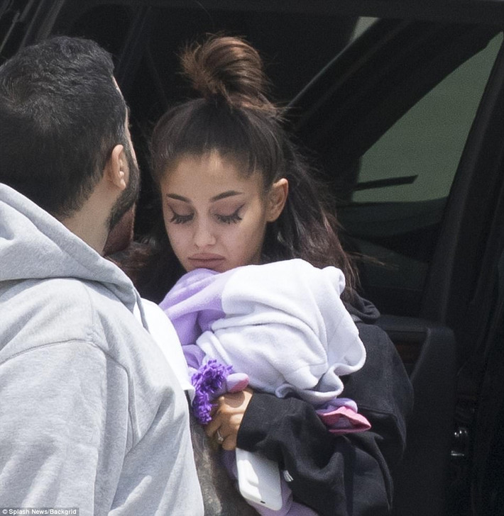 Ariana Grande lần đầu xuất hiện tại sân bay kể từ khi xảy ra vụ đánh bom khủng bố sau show diễn của cô tối 22/5. Trông nữ ca sĩ suy sụp hoàn toàn khi bước từ máy bay xuống Boca, Florida. (Ảnh: Splash News)