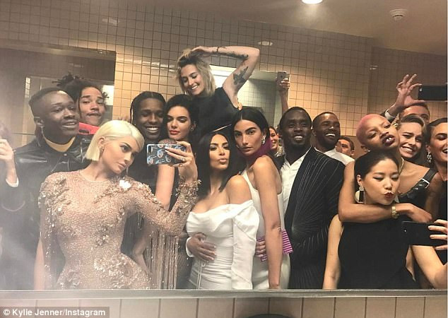 Đồng loạt các sao Hollywood rủ nhau chụp ảnh tự sướng trong toilet. Kylie, Kendall Jenner, A$AP Rocky, Paris Jackson, Lily Aldridge, Kim Kardashian, Puff Daddy, Brie Larson... rất phấn khích khi cùng nhau tạo dáng selfie. (Ảnh: Instagram)