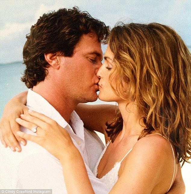 19 năm kết nghĩa phu thê, vợ chồng Cindy Crawford có hai con chung, Presley 17 tuổi và Kaia 15 tuổi. (Ảnh: Instagram)