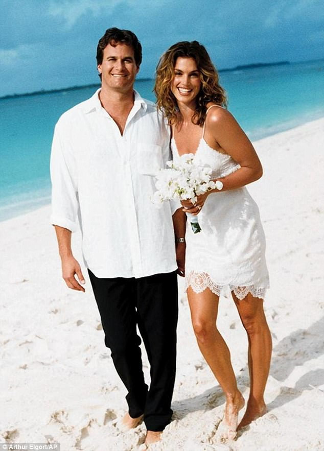 Cindy Crawford và Rande Gerber tổ chức đám cưới trên bờ biển vào năm 1998. 19 năm bên nhau họ là một cặp đẹp đôi, chung thủy, không tai tiếng và hạnh phúc ở Hollywood. (Ảnh: AP)