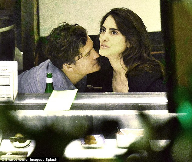 Tháng 6/2015, Orlando Bloom lại bị bắt gặp đang tình tứ với nữ diễn viên Brazil Luisa Moraes trong một nhà hàng ở Malibu. (Ảnh: Splash)