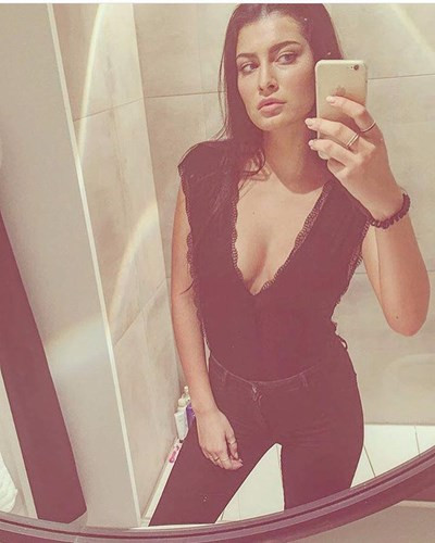 Viviana Ross, nữ phục vụ trong khách sạn nơi Orlando Bloom cư trú đã bị quản lý đuổi việc ngay sau khi phát hiện cô này qua đêm với nam tài tử Hollywood. Người tình một đêm của Orlando Bloom là một cô gái Romania, 21 tuổi và rất gợi cảm. Viviana Ross hết lời khen ngợi ngôi sao Cướp biển Carribean rằng anh có thân hình tuyệt đẹp và là một người tình hiếm có. (Ảnh: Instagram)