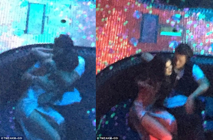 Tháng 5/2016, mặc dù đang hẹn hò với Katy Perry, nhưng Orlando Bloom lại bị bắt gặp ôm hôn nữ ca sĩ Selena Gomez trong hộp đêm. Những bức ảnh mà paparazzi chộp được trong một quán bar ở Las Vegas cho thấy hai Orlando và Selena ôm chặt lấy nhau, hôn nhau như một cặp tình nhân. (Ảnh: AKM-GSI)