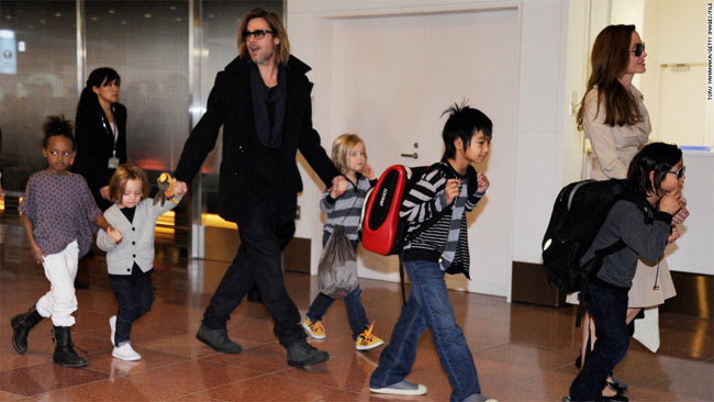 Hình ảnh Brad Pitt một nách 6 con vẫn luôn hấp dẫn trong mắt người hâm mộ bởi ở anh vẫn toát lên vẻ lãng tử, hào hoa mà không phải nam diễn viên nào cũng có. (Ảnh: CNN)