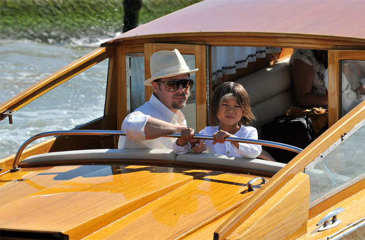 Từ một anh chàng lãng tử, hình ảnh Brad Pitt trở thành một ông bố của gia đình yêu con. (Ảnh: Celebuzz)