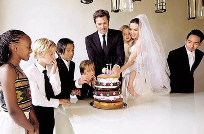 Đám cưới vào tháng 8/2014 của Brad Pitt và Angelina Jolie được cả thế giới chú ý. Hình ảnh cô dâu chú rể tươi cười mãn nguyện bên 6 con trong đám cưới giản dị ở Pháp khiến fan nức lòng. (Ảnh: The Indian Express).