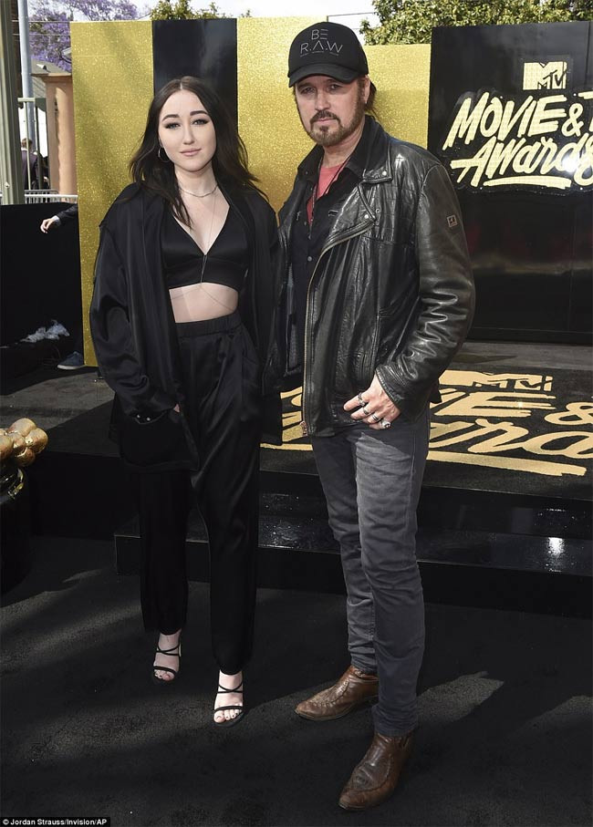Mới đây, em gái út của Miley Cyrus chững chạc cùng bố xuất hiện trong sự kiện MTV Movie & TV Awards. Album đầu tay của Noah mang tên NC-17 chuẩn bị ra mắt khán giả vào cuối năm nay. (Ảnh: AP)