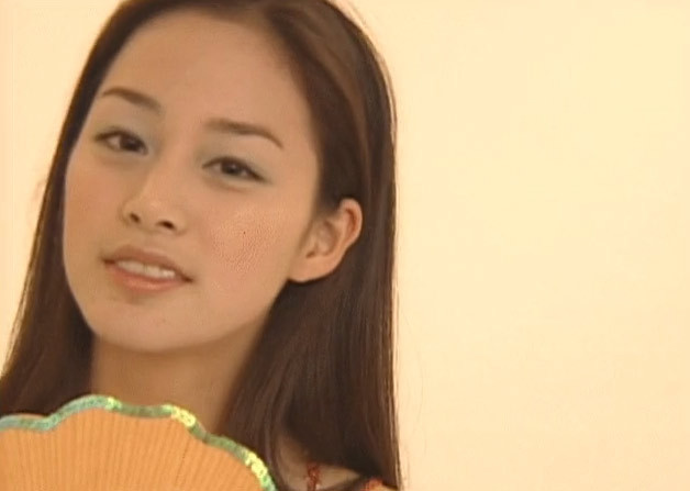 Trong thời gian học đại học, Kim Tae Hee nhận lời làm mẫu quảng cáo cho một số thương hiệu. Khuôn mặt Tae Hee lúc này có trang điểm nhẹ tí chút, nhưng vẫn giữ được nét đẹp vốn có của mình. (Ảnh: Dispatch)