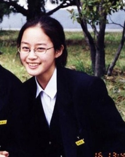 Những hình ảnh Kim Tae Hee khi đang là học sinh cấp 3 chứng minh cô là một trong số ít sao Hàn có vẻ đẹp tự nhiên, không dao kéo. (Ảnh: Soompi)
