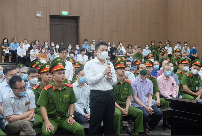 "Trót đà gây việc chông gai...": Bị cáo Trần Văn Tân, cựu Phó Chủ tịch UBND tỉnh Quảng Nam khi nói lời sau cùng đã mượn 2 câu thơ của vua Trần Nhân Tông để nói về gia đình: "Vườn xưa vắng mặt người chăm sóc/ Lý trắng đào hồng tự nở hoa" và cho biết, bị cáo chỉ tiếc duy nhất một điều là đã nhận quà cảm ơn bằng tiền của một vị đại diện doanh nghiệp. "Tôi sẵn sàng chấp nhận tất cả những gì xảy ra với mình trong giây phút này, đó là sự trả nghiệp hoàn hảo nhất. Tôi sẽ chấp hành hình phạt thật tốt để sớm về với Quảng Nam yêu thương, trở về với vợ con", bị cáo Tân nói.