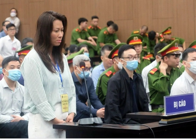 “Xin được chịu án tù thay cựu Phó Giám đốc Công an Hà Nội”: Nói lời sau cùng, bị cáo Nguyễn Thị Thanh Hằng, cựu Phó tổng giám đốc Công ty Bluesky khóc trước tòa: "Bị cáo xin giảm án cho anh Nguyễn Anh Tuấn, cựu Phó Giám đốc Công an Hà Nội bởi chính bị cáo đã đưa anh ấy vào vòng lao lý. Nếu được bị cáo xin HĐXX cộng những ngày tháng bị giam của anh Tuấn vào bản án của bị cáo để anh ấy được về chăm sóc mẹ già và chữa bệnh".
