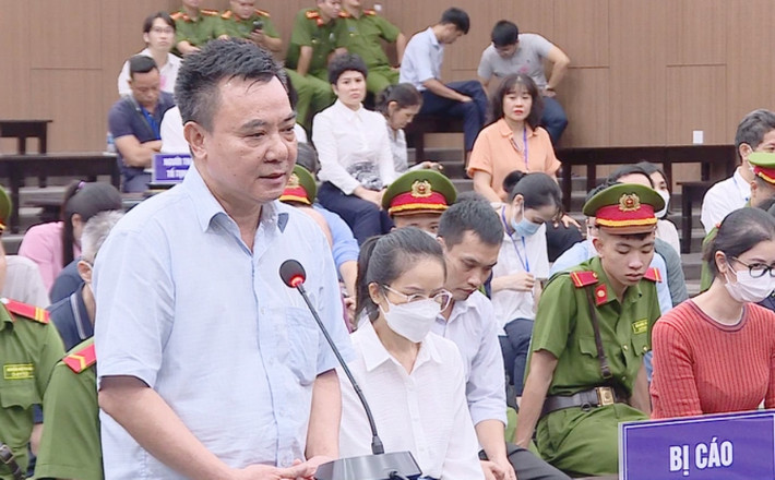 Vấp ngã khi chuẩn bị nghỉ hưu: Cựu Phó Giám đốc Công an TP Hà Nội Nguyễn Anh Tuấn nói, việc phải đứng trước phiên tòa khiến bị cáo rất đau xót, ân hận, ăn năn vì thương người, tin người mà bị cáo đã mắc sai lầm dẫn đến vi phạm pháp luật. “44 năm công tác trong lực lượng Công an nhân dân, bị cáo đã cố gắng phấn đấu, rèn luyện nhưng cuối cùng lại vấp ngã khi chuẩn bị nghỉ hưu”, bị cáo Tuấn nói và xin lỗi lãnh đạo Đảng, Nhà nước, lãnh đạo Bộ Công an và toàn bộ cán bộ, chiến sĩ Công an TP Hà Nội vì sai lầm của bị cáo làm ảnh hưởng đến hình ảnh, uy tín của lực lượng công an nhân dân.