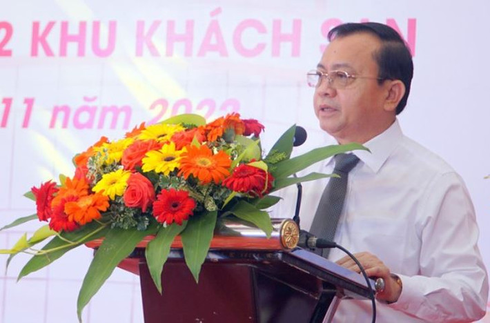 Ông Lê Tấn Cận từng giữ các chức vụ: Cục phó Cục thuế tỉnh Bạc Liêu, Phó Chủ tịch thường trực UBND TP Bạc Liêu, Giám đốc Sở Tài chính tỉnh Bạc Liêu, Chánh văn phòng Tỉnh ủy Bạc Liêu.