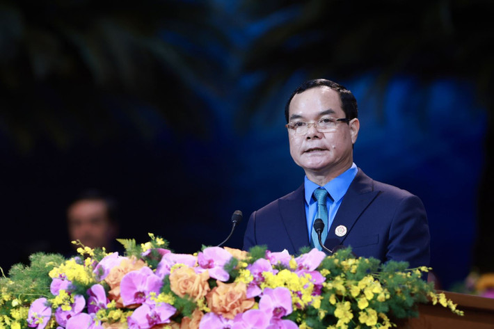 Ông Nguyễn Đình Khang sinh ngày 23/5/1967; quê huyện Thuận Thành, tỉnh Bắc Ninh. Ông Khanh có trình độ chuyên môn thạc sỹ Quản lý kinh tế, trình độ lý luận chính trị cao cấp.