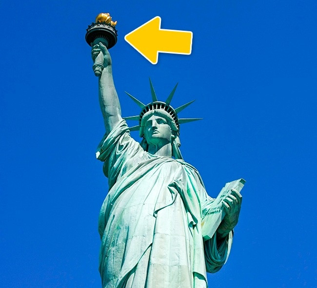 Bạn có thể đứng ngắm cảnh trong ngọn đuốc của tượng Nữ thần Tự Do, New York, Mỹ. Thực sự có một cầu thang dẫn lên ngọn đuốc trên tay của Nữ thần Tự Do, tuy nhiên sau một tai nạn cháy nổ, du khách đã bị cấm lên đó mặc dù ngọn đuốc đã được thay mới. (Nguồn Youthwant)