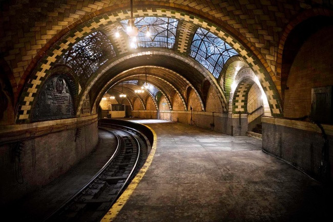 Trạm City Hall trong hệ thống tàu điện ngầm New York, Mỹ hoạt động từ năm 1904 đến năm 1945 và đã bị đóng cửa vì các đoàn tàu mới quá dài, không thể thực hiện một vòng cua gấp trong đường hầm. (Nguồn Youthwant)