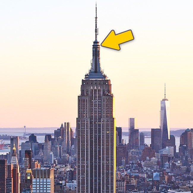 Lầu 103 của Tòa nhà Empire State, New York, Mỹ. Mọi người đều biết có thể ngắm nhìn thành phố trên tầng 102 của tòa nhà nổi tiếng Empire State nhưng thực sự tầng 103 cũng có thể. Mặc dù vậy, tầng 103 chỉ mở cửa cho các nhân viên dọn dẹp tòa nhà và các nhân vật quan trọng, tầm cỡ. (Nguồn Youthwant)