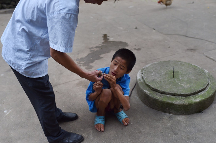 Theo chia sẻ, thực sự ông cũng không muốn buộc con trai vào miệng giếng nhưng Kiệt Kiệt không có ý thức, chỉ cần không để ý là sẽ đi lạc ra ngoài, rất khó tìm. Ban ngày anh phải ra ngoài làm công để nuôi sống gia đình, chẳng còn cách nào khác đành buộc chặt Kiệt Kiệt vào miệng giếng. (Nguồn Sina)