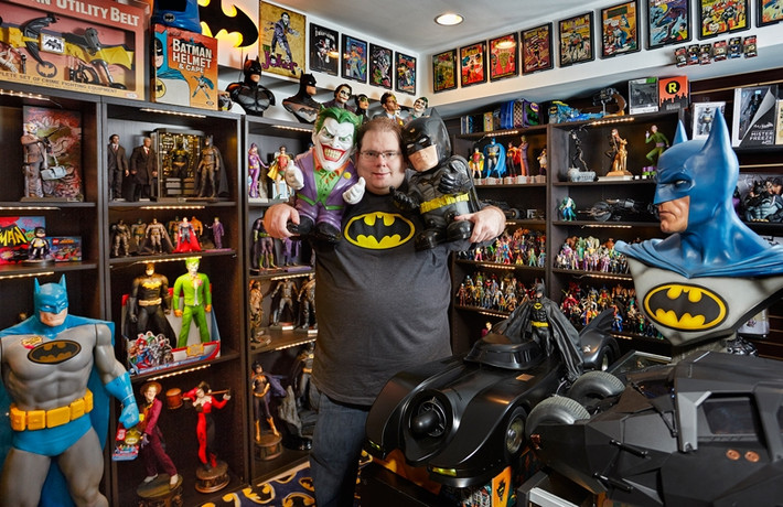Brad Ladner, Georgia, Mỹ, đã thu thập các mặt hàng liên quan đến Người Dơi - Batman từ năm 1998 và hiện tại, anh đã sở hữu bộ sưu tập gồm 8226 các loại mặt hàng, đồ dùng có liên quan đến Người Dơi trên toàn thế giới. (Nguồn Sina)