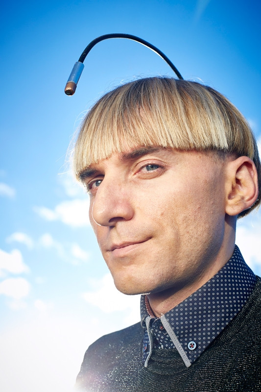 Neil Harbisson đã trở thành dị nhân cấy ghép ăng ten đầu tiên trên thế giới. Được biết, Neil Harbisson là một nghệ sĩ nhưng trái ngang là Neil lại mù màu bẩm sinh. Hiện tại, nhờ việc gắn một chiếc ăng ten có thể biến màu sắc thành những tần số nghe được. Thay vì nhìn thế giới với gam màu xám, Neil Harbisson có thể "nghe" bản giao hưởng màu sắc và thậm chí "nghe" cả những khuôn mặt và những bức tranh. (Nguồn Sina)