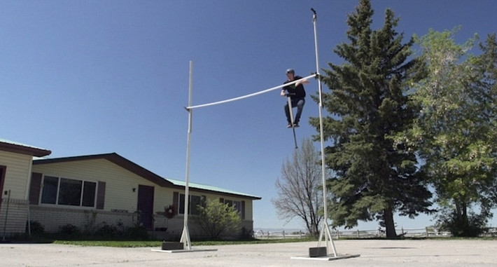 Biff Hutchison, bang Idaho, Mỹ sở hữu bước nhảy cao nhất thế giới, lên tới 3,36m. (Nguồn Sina)