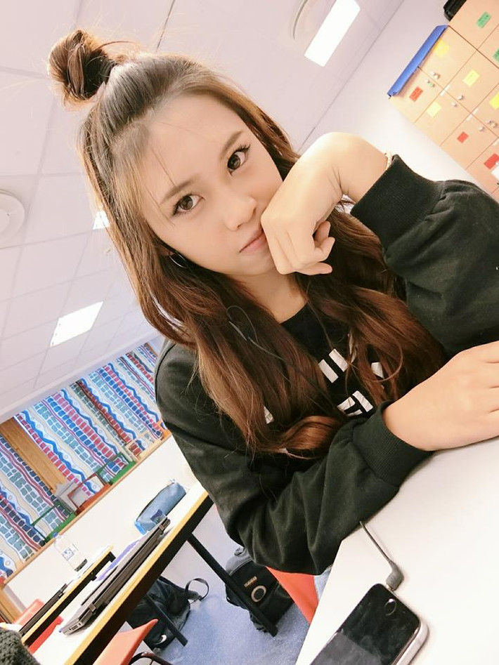 Folk Song là một hot girl học đường ở Thái Lan. Sở hữu nước da trắng ngần, sáng bóng, sống mũi cao, đôi mắt long lanh và khuôn mặt thon gọn, Folk Song luôn tạo được ấn tượng. (Nguồn Youthwant)