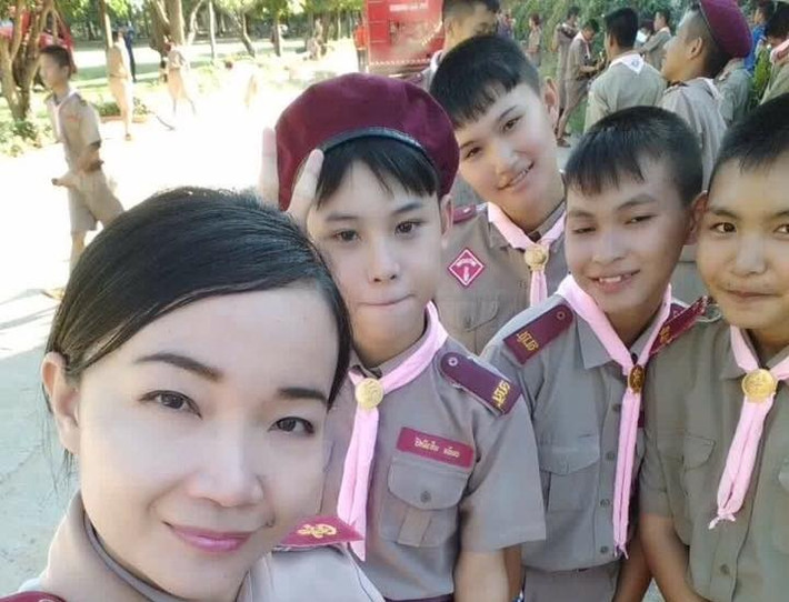 Mặc dù có xu hướng nữ tính hóa nhưng may mắn thay, bạn bè của Folk Song không kỳ thị, xa lánh cậu. (Nguồn Youthwant)