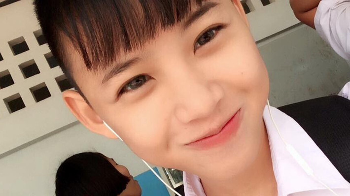 Lúc này, tuy vẫn mang ngoại hình con trai nhưng Folk Song đã rất thích trang điểm, đeo kính áp tròng và chịu khó tạo dáng khi chụp ảnh tự sướng. (Nguồn Youthwant)