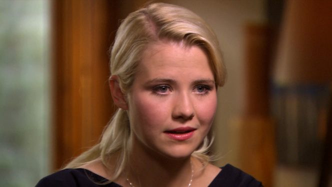 Năm 2002, cô bé Elizabeth Smart bị bắt bởi một người theo chủ nghĩa cực đoan có tên Mormon và vợ của mình. Mormon bắt cóc Elizabeth với ý định để cô làm vợ hai của mình. Sau khi bị bắt, Elizabeth lúc đó mới chỉ 14 tuổi, bị trói vào một cái cây ở sân sau nhà kẻ bắt cóc trong suốt 9 tháng. May mắn thay, Elizabeth được cứu thoát trước khi có bi kịch thực sự xảy ra. (Nguồn: Boredomtherapy)