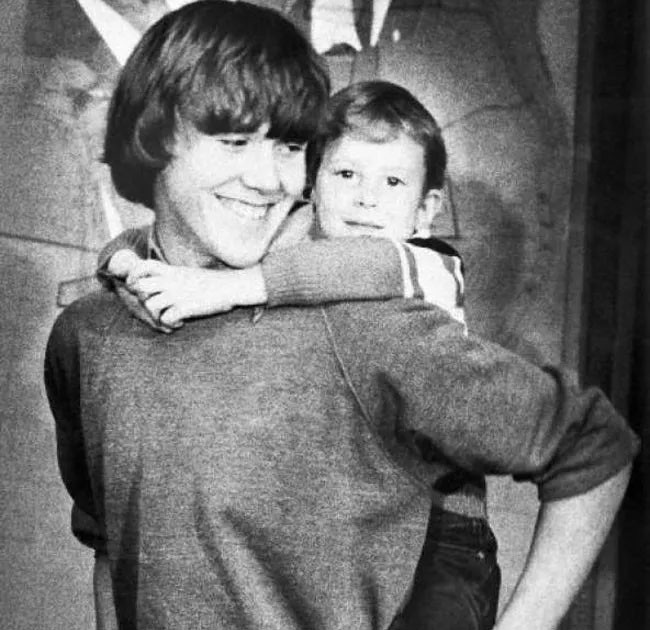 Steven Stayner, ở California, bị bắt cóc bởi một người đàn ông có tên là Kenneth Parnell vào tháng 12/1972 khi mới 7 tuổi. Kenneth đã nuôi nhốt Steven, tấn công và tra tấn nạn nhân trong suốt 8 năm. Cuối cùng, Steven trốn thoát cùng với nạn nhân mới của Kenneth vào năm 1980 sau khi Kenneth bắt cóc một cậu bé khác. (Nguồn: Boredomtherapy)
