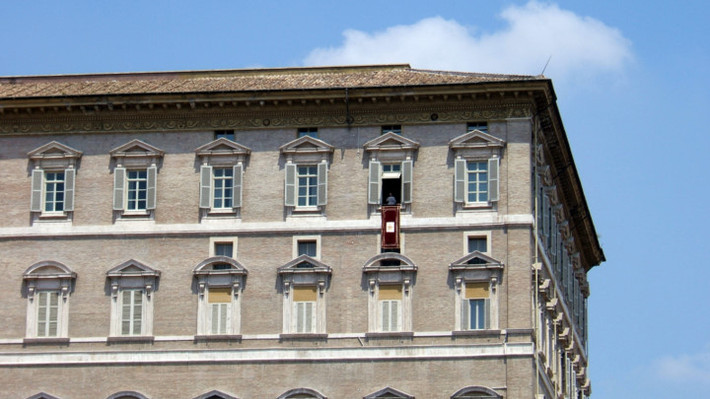 Bản thân Vatican là một công trình văn hóa, Thánh đường Phêrô và nhà nguyện Sistine là nơi tập hợp nhiều tác phẩm nghệ thuật nổi tiếng trên thế giới, trong đó có những tác phẩm của những nhà nghệ thuật lừng danh như Botticelli, Bernini và Michelangelo.