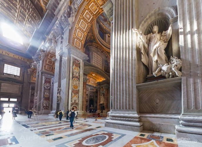 Giáo hoàng đồng thời là Giám mục Giáo phận Rôma và là nhà lãnh đạo Tòa Thánh Vatican và Giáo hội Công giáo Rôma. Khi Tòa thánh trống ngôi, một Mật nghị Hồng y gồm các Hồng y dưới 80 tuổi được triệu tập để bầu giáo hoàng mới. Dưới Giáo hoàng, những người đứng đầu là Thủ hiến (đồng thời là Chủ tịch Ủy ban lễ nghi), Quốc vụ khanh (đồng thời đóng vai trò ngoại trưởng) và Chưởng ấn Vatican, tất cả đều được Đức Giáo hoàng bổ nhiệm, cũng như có thể bị cách chức bởi Ngài bất kì lúc nào.